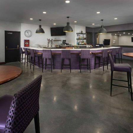 Doubletree By Hilton Manhattan, Ks Экстерьер фото