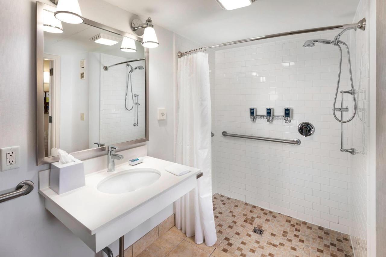 Doubletree By Hilton Manhattan, Ks Экстерьер фото