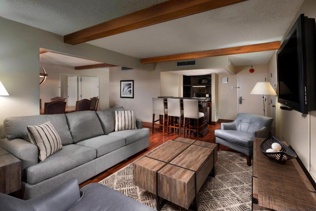 Doubletree By Hilton Manhattan, Ks Экстерьер фото