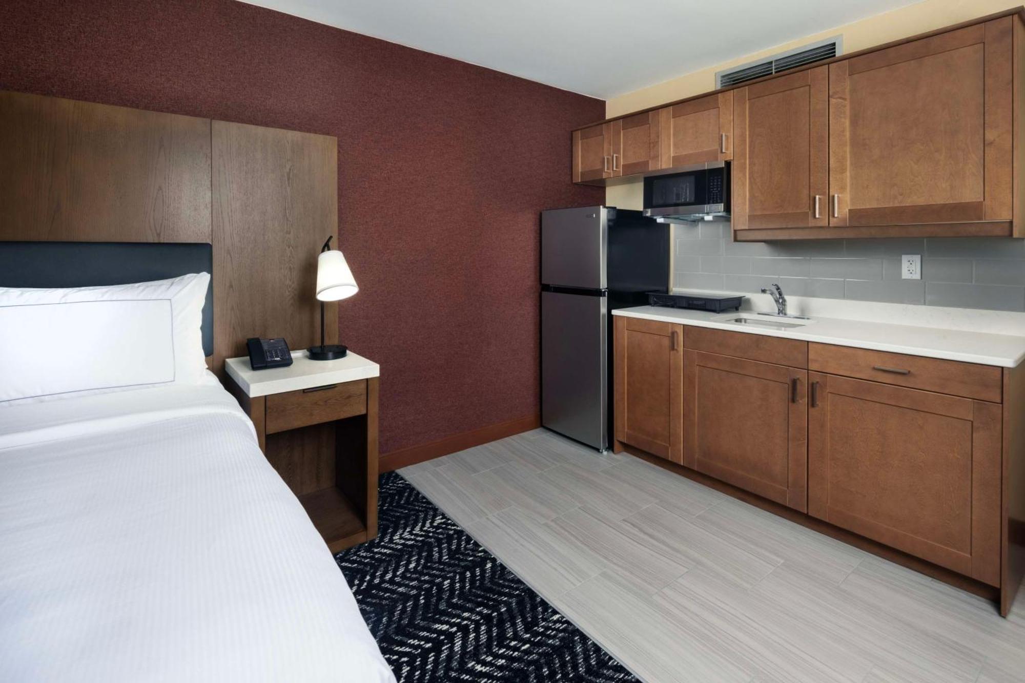 Doubletree By Hilton Manhattan, Ks Экстерьер фото