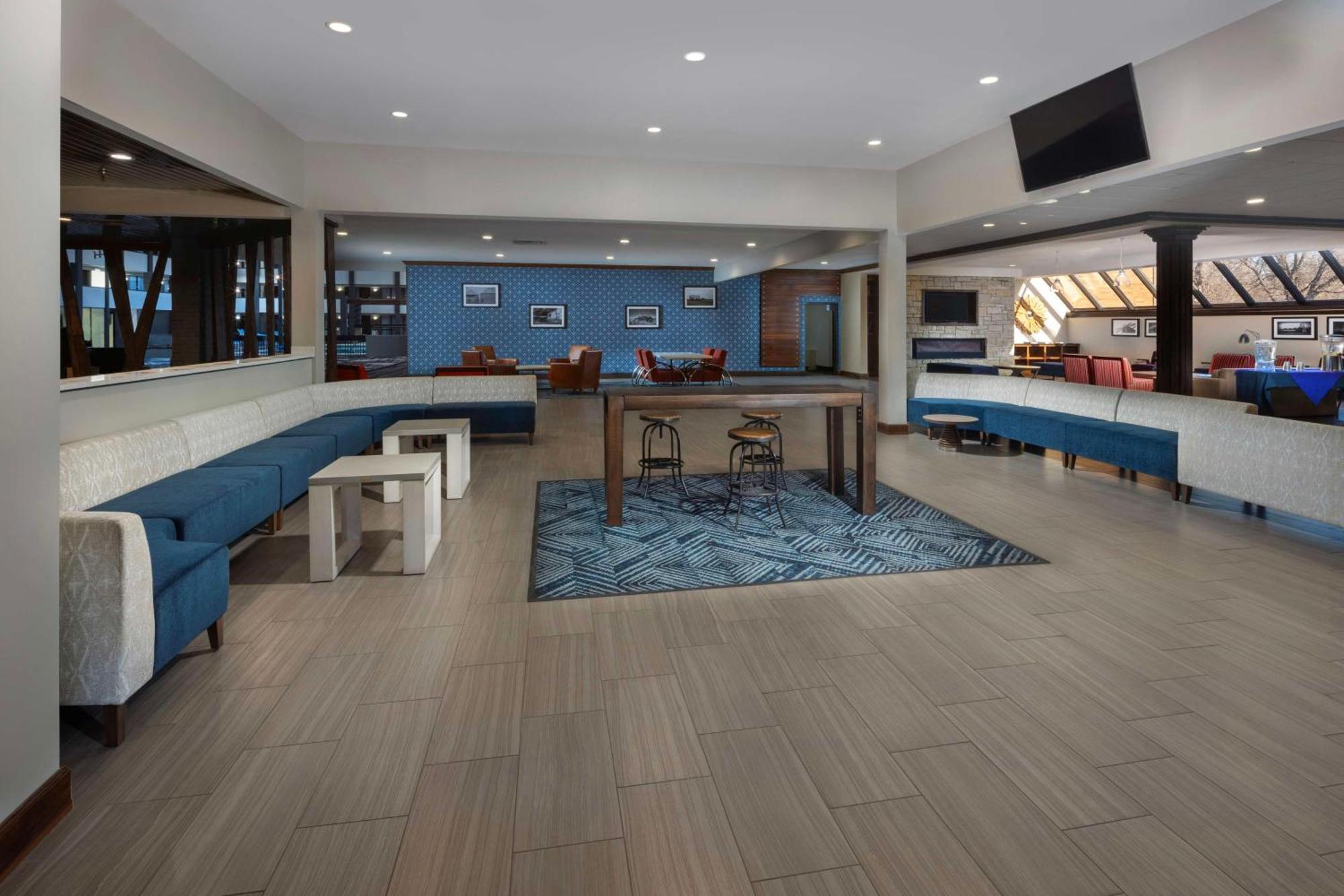Doubletree By Hilton Manhattan, Ks Экстерьер фото