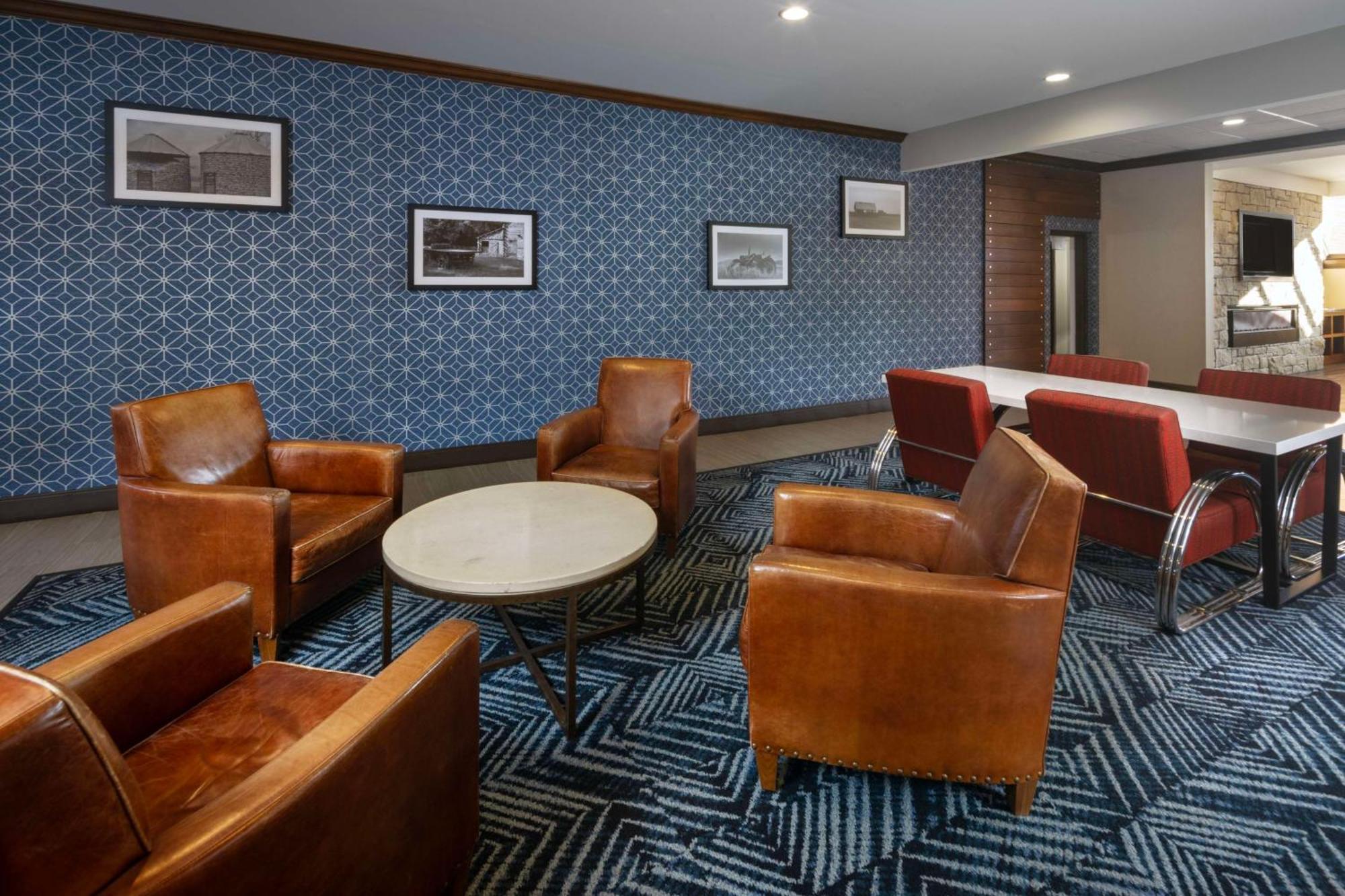 Doubletree By Hilton Manhattan, Ks Экстерьер фото
