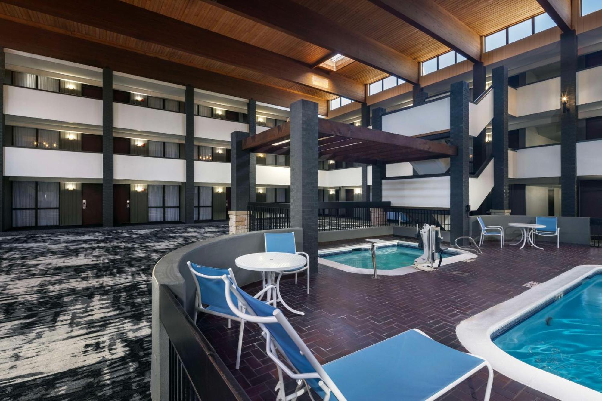 Doubletree By Hilton Manhattan, Ks Экстерьер фото