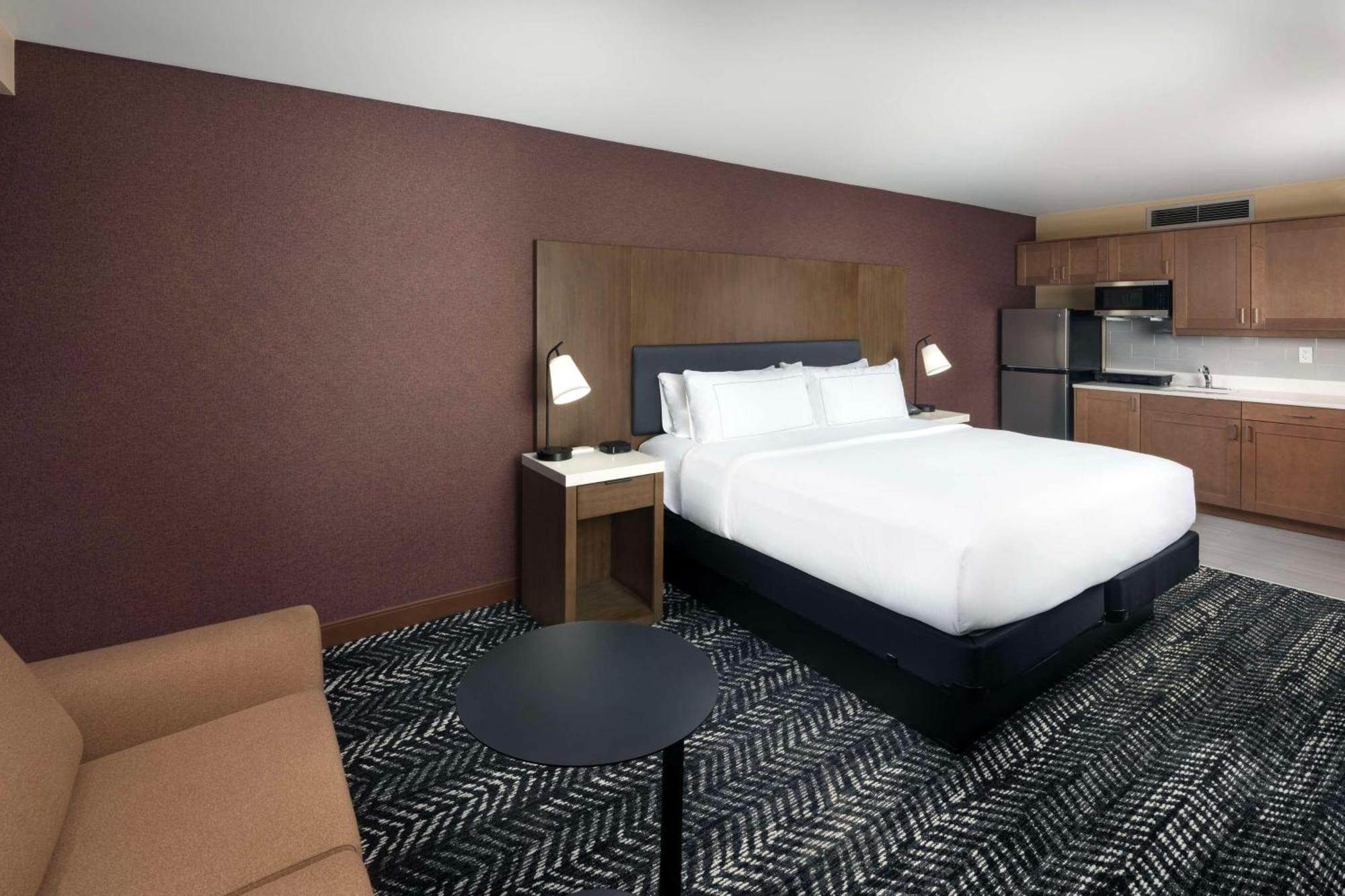 Doubletree By Hilton Manhattan, Ks Экстерьер фото