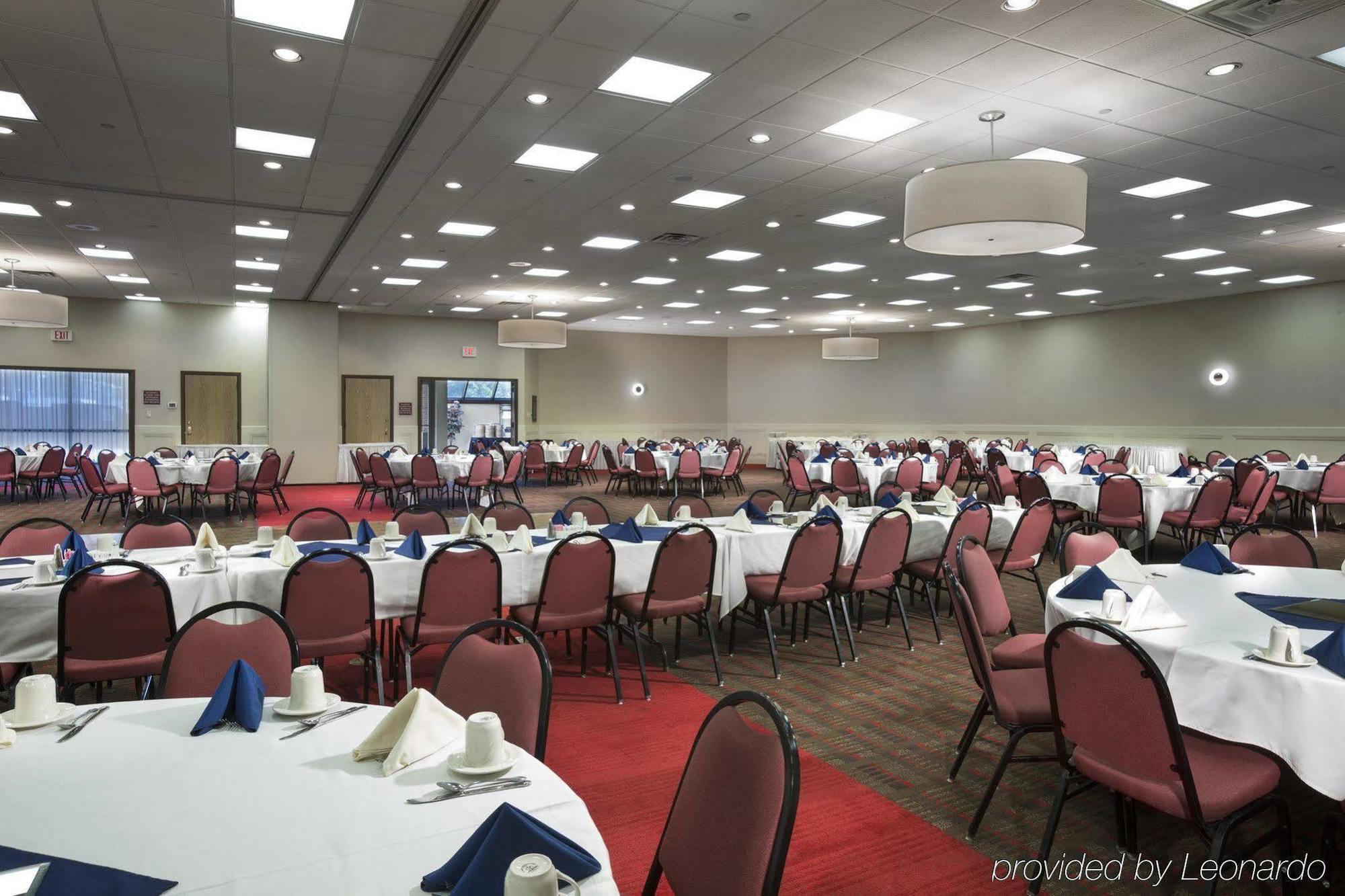 Doubletree By Hilton Manhattan, Ks Экстерьер фото
